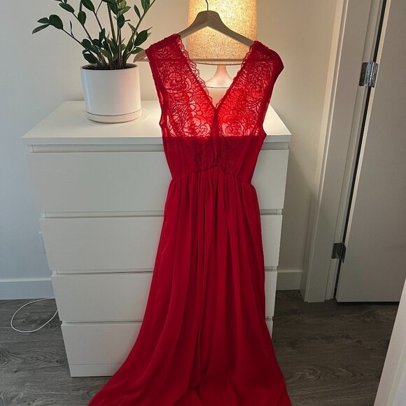 Elegant Red Lace & Chiffon Evening Gown - Picture 1 of 6